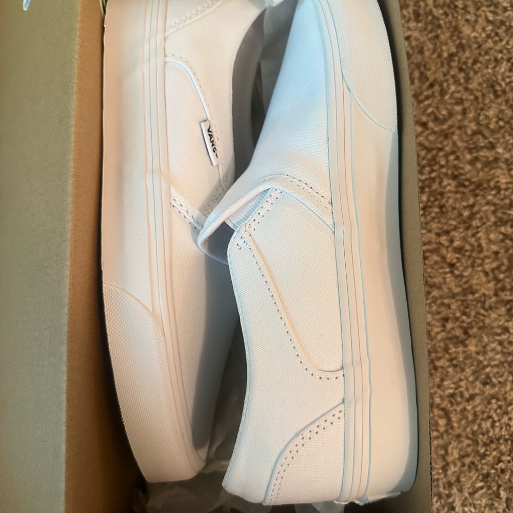 Women’s Vans White Shoes 8 NEW